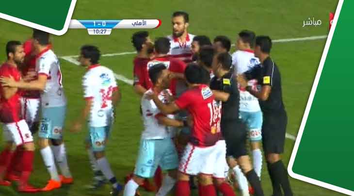 بالفيديو اشتباكات بين لاعبي الأهلي والزمالك بعد مناوشات بين عمرو السولية وحمدي النقاز