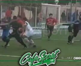 لاعب يعتدي على حكم